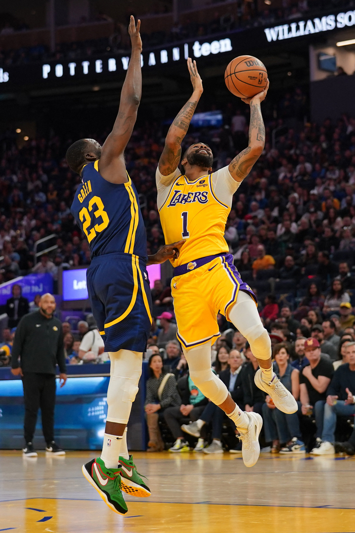 洛杉矶湖人NBA战胜金州勇士戴维斯篮下制胜